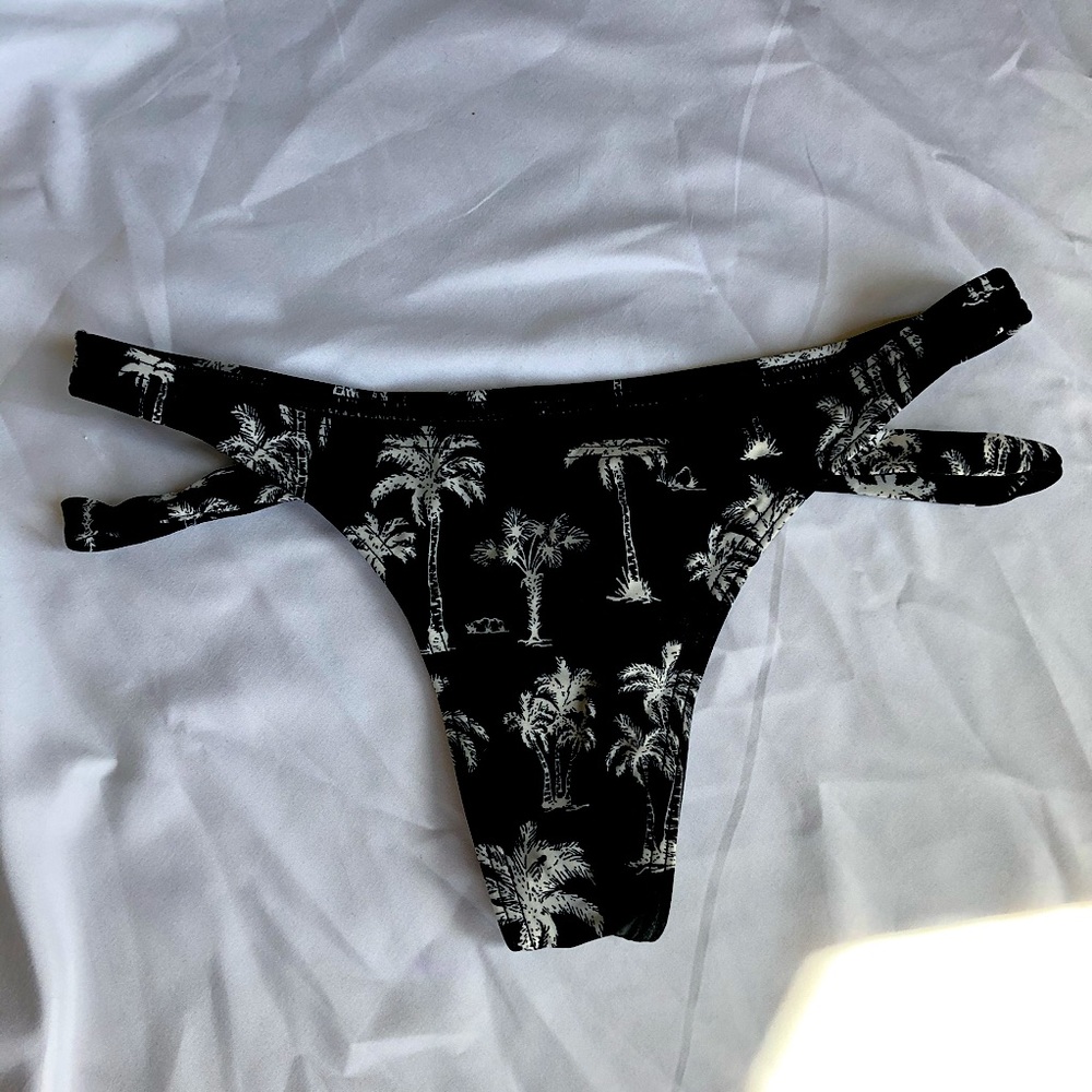 ✨RVCA BIKINI BOTTOMS✨